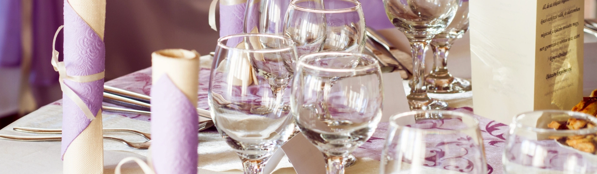 szklanki i kieliszki na stole